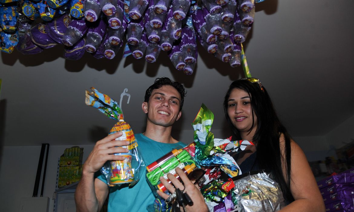 O casal Josimar e Cindy Kelly compram ovos de chocolate neste sábado (4), último dia antes do domingo de Páscoa (José Cruz/Agência Brasil)