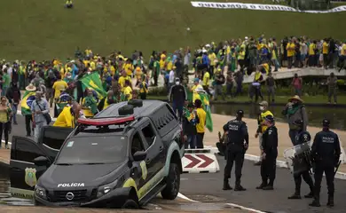 Brasília (DF), 08/01/2023 - Golpistas invadem prédios públicos na praça dos Três Poderes. Na foto, vândalos depredam carros da policia legislativa em frente ao Congresso Nacional.