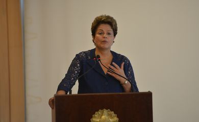 A presidenta Dilma Rousseff durante assinatura de contratos de infraestrutura urbana com o Governo de São Paulo (José Cruz/Agência Brasil)