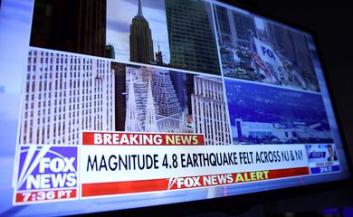 Tela na bolsa de Nova York mostra notícia sobre terremoto na cidade
05/04/2024
REUTERS/Andrew Kelly