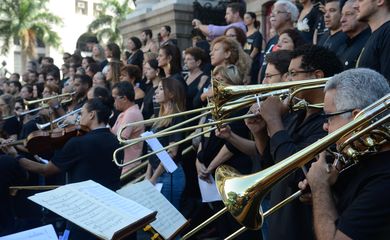 Rio de Janeiro - Artistas e funcionários do Theatro Municipal do Rio fazem concerto em protesto contra o atraso de salários (Tomaz Silva/Agência Brasil)