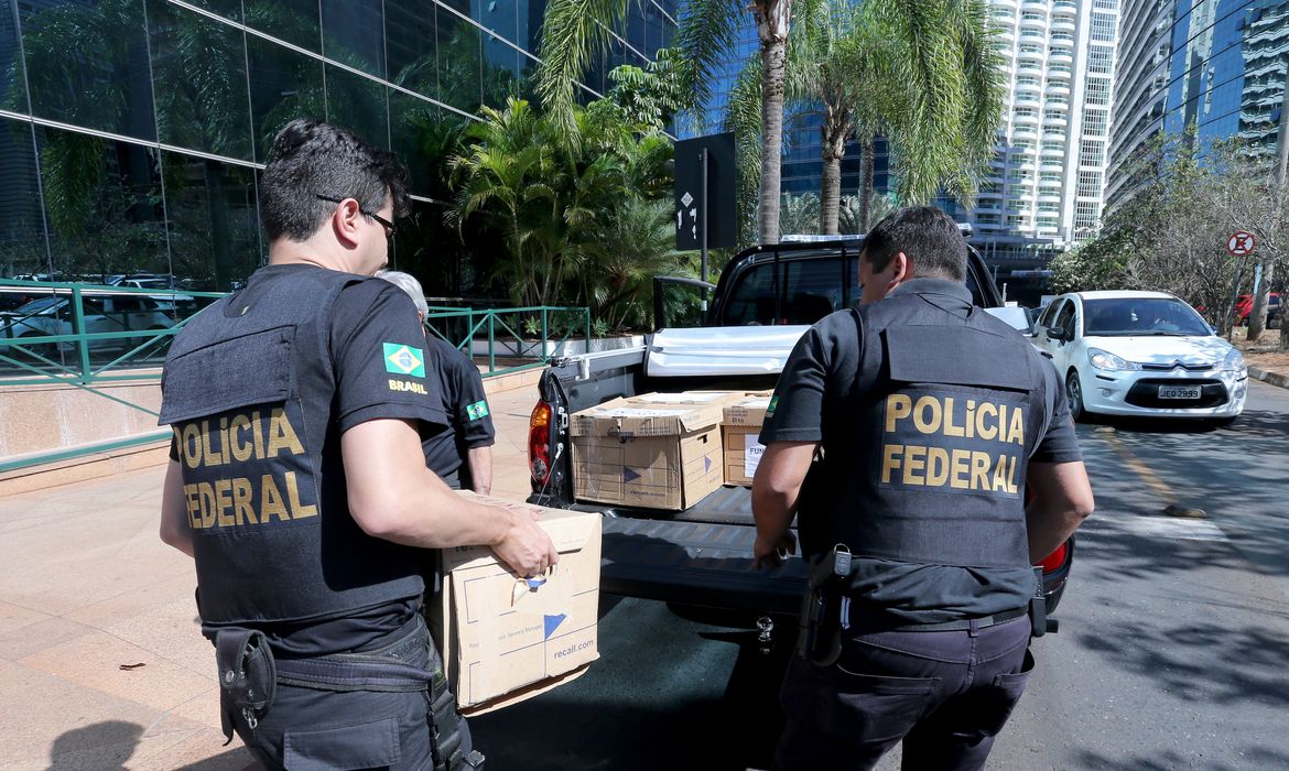 Brasília - Policiais federais retiram documentos da Funcef durante Operação Greenfield, no Distrito Federal (Wilson Dias/Agência Brasil)