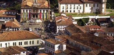Cidade Histórica de Ouro Preto (MG), à frente do Museu da Inconfidência Mineira, ao lado a Igreja Nª Senhora do Carmo