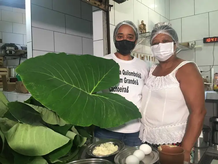 No Quilombo Cafundá Astrogilda, no Rio, Maria Lúcia e Gizele mobilizam a comunidade por meio da culinária para manter viva a tradição dos antepassados.  