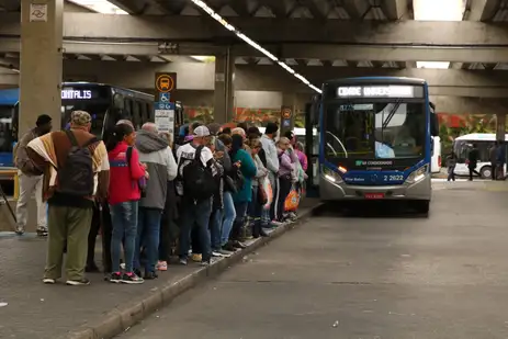  Passageiros formam fila no Terminal Santana, durante a  paralisação dos motoristas e cobradores de ônibus na capital paulista
