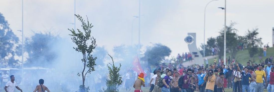 Manifestantes que protestam contra a realização da Copa do Mundo entraram em confronto com a Polícia Militar do DF ao tentar se aproximar do Estádio Nacional de Brasília (27/05/2014)