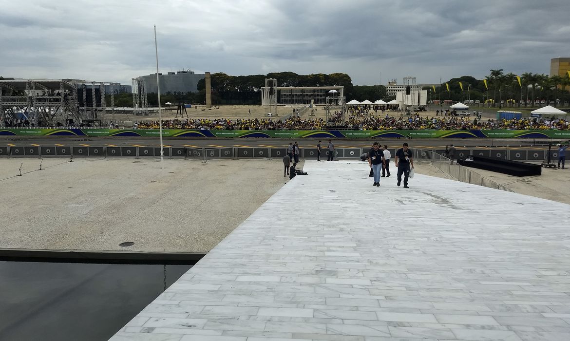Vista de Populares da rampa do Palacio do Planalto, aguardando a cerimônia de posse do Presidente eleito na praça dos três poderes