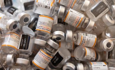 Frascos vazios da vacina Pfizer/BioNTech contra a Covid-19 em farmácia em Schwenksville, no Estado norte-americano da Pensilvânia