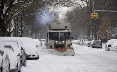 Cidades norte-americanas registram níveis históricos de neve