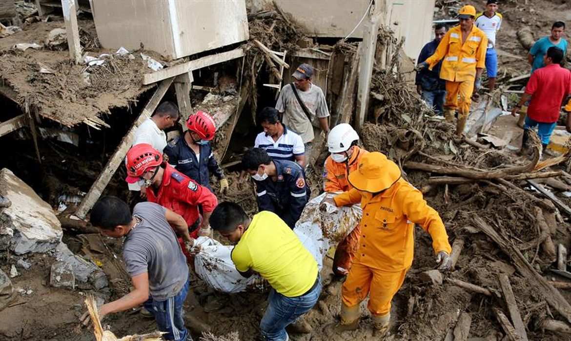 Equipes de resgate trabalham em Mocoa, na Colômbia. A localidade foi afetada por uma avalanche que afetou 17 bairros e deixou mais de 250 mortos