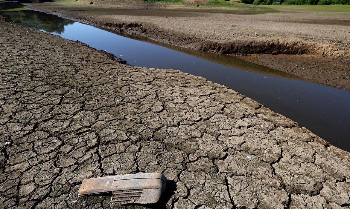 Rachaduras em reservatório de Tittesworth Reservoir, em Leek, no Reino Unido