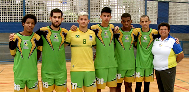 a técnica A técnica Cristina Lima com os jogadores da Seleção Carioca Masculina de Futsal de Surdos