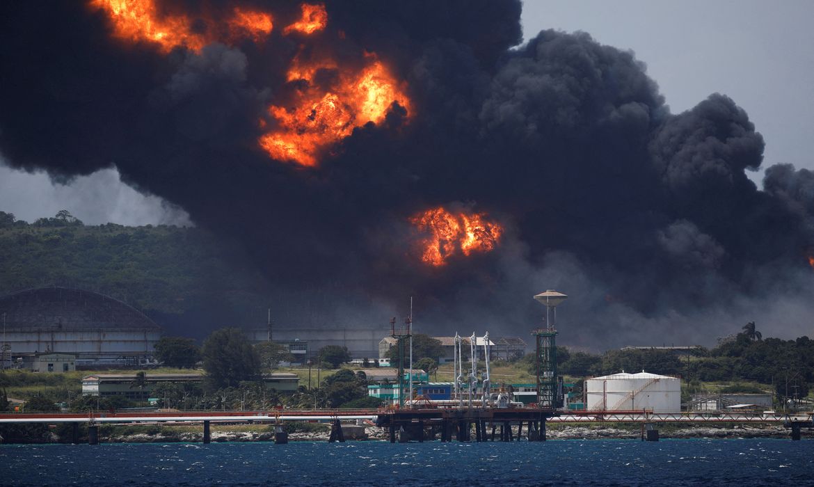 Cuba ainda luta contra maior incêndio de sua história em depósito de petróleo