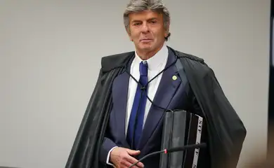 Brasília (DF) 10/09/2025 - O ministro Luiz Fux chega para proferir seu voto na Primeira Turma do Supremo Tribunal Federal (STF) que realiza o quarto dia de julgamento dos réus do Núcleo 1 da trama golpista, formado pelo ex-presidente Jair Bolsonaro e mais sete aliados. Foto: Fabio Rodrigues-Pozzebom/ Agência Brasil