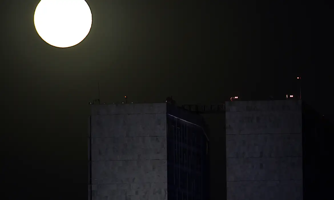 Superlua enfeita o céu no Dia dos Pais (Marcello Casal Jr/Agência Brasil)