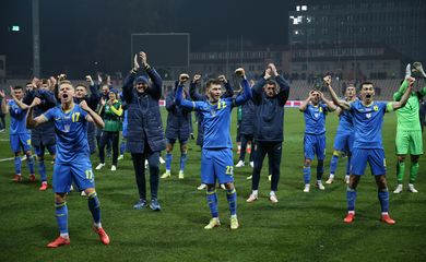 Jogadores da Ucrânia comemoram classificação para repescagem da Copa do Mundo