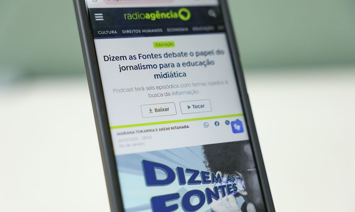 Rio de Janeiro (RJ), 30/01/2025 – Celular com imagem da página do podcast, Dizem as Fontes da Radioagência Nacional da EBC. Foto: Tomaz Silva/Agência Brasil