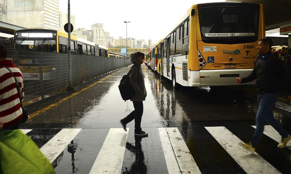 São Paulo - Motoristas e cobradores de ônibus da capital paulista fazem paralisação contra o aumento de 2,31% oferecido pelas empresas. A categoria reivindica aumento de 5%  (Rovena Rosa/Agência Brasil)