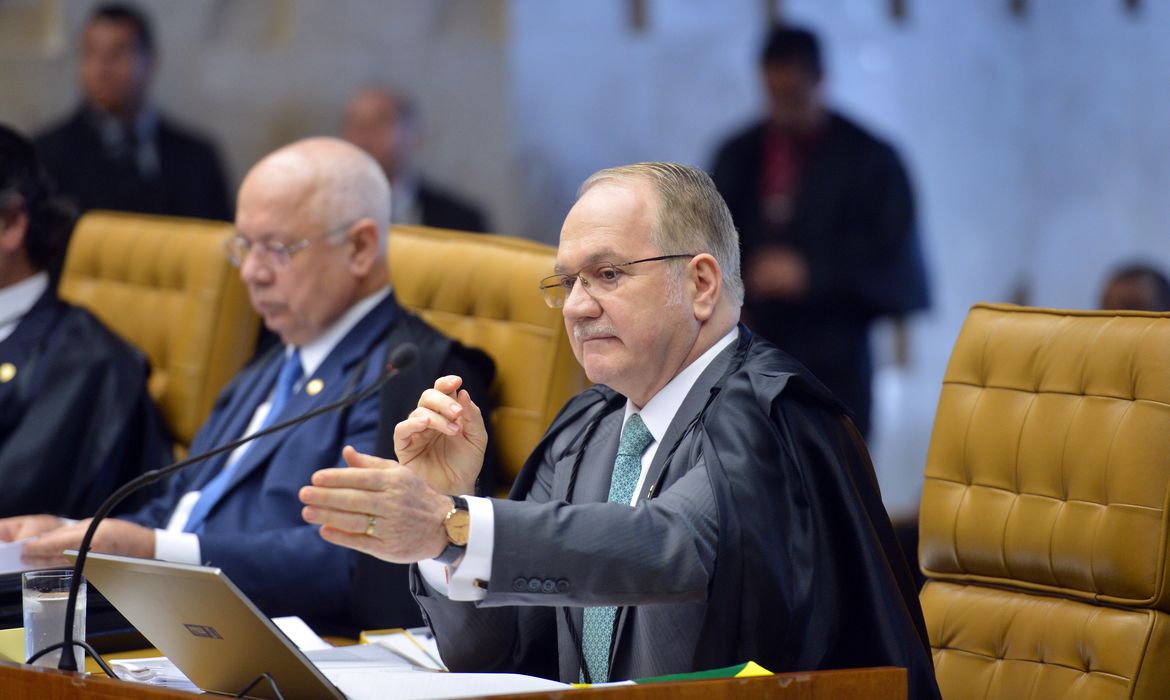 Brasília - Ministro Edson Fachin, durante sessão do Supremo Tribunal Federal para julgar como deve ser o rito de tramitação do processo de impeachment da presidente Dilma Rousseff no Congresso (José Cruz/Agência Brasil)