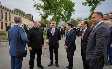 Ukrainian Defence Minister Rustem Umerov, Turkish Foreign Minister Hakan Fidan, U.S. Secretary of State Marco Rubio, Turkey's Intelligence Agency (MIT) Director Ibrahim Kalin and Head of the Office of the President of Ukraine Andriy Yermak chat before Turkey, U.S., Ukraine trilateral talks, in Istanbul, Turkey, May 16, 2025. Reuters/Arda Kucukkaya/Turkish Foreign Ministry/Proibida reprodução