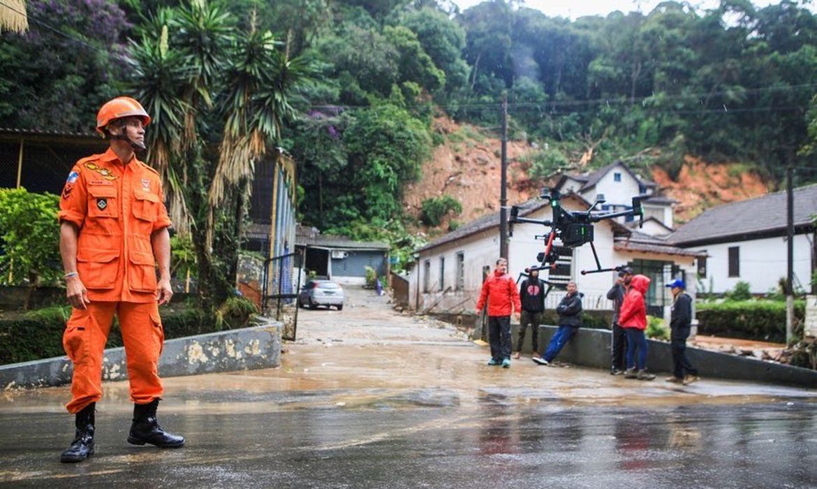 Nossos militares seguem na missão de resgate em Petrópolis na tarde deata segunda-feira (21.03). 

Na Rua Washington Luis, no Centro, houve deslizamento de terra e desabamento de imóveis.