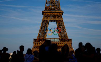 Tourists take pictures at Trocadero square in front of the Olympic rings displayed on the first floor of the Eiffel Tower ahead of the Paris 2024 Olympic games in Paris, France, June 7, 2024. REUTERS/Sarah Meyssonnier
