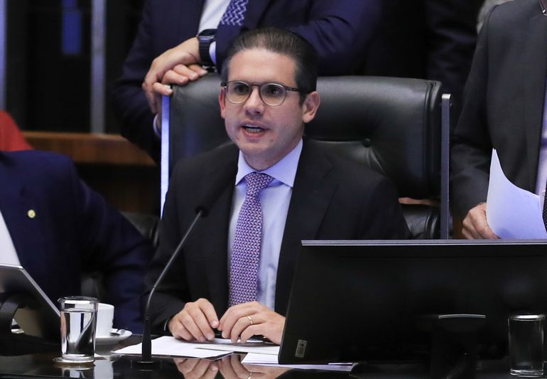 Brasília (DF), 11/06/2025  - Sessão da Câmara dos Deputados  que votou o PL- 4149/04, que aumenta a pena de reclusão pela posse ou porte de arma de fogo de uso proibido (como fuzis)  Foto: Lula Marques/Agência Brasil