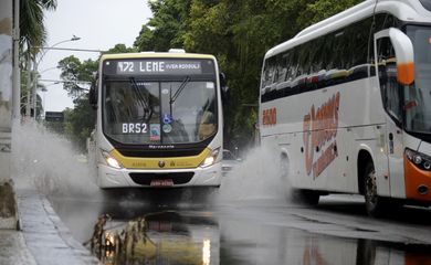 A chuva que atingiu o Rio de Janeiro na noite de ontem (12) e na madrugada de hoje (13) deixou pontos da cidade com bolsões d'água, árvores e postes derrubados. 
