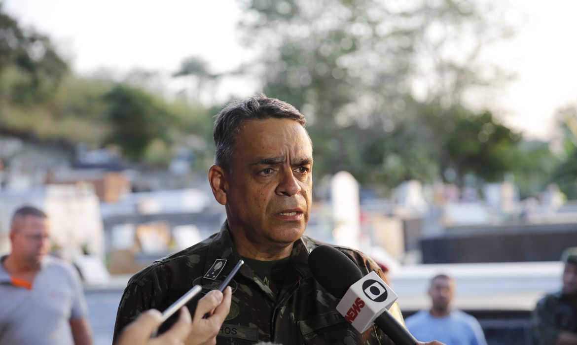 O general Barros fala à imprensa após enterro do soldado do Exército João Viktor da Silva, morto em confronto com traficantes no Complexo da Penha, no cemitério de Engenheiro Pedreira, em Japeri.