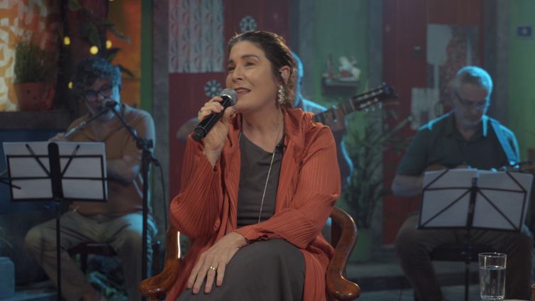 São Paulo (SP) 11/07/2025 - Na semana em que a saudosa Elizeth Cardoso completaria 105 anos, no dia 16 de julho, o Samba na Gamboa apresenta uma edição especial. A produção da TV Brasil recorda A Divina neste domingo (13), às 13h, com a cantora Mônica Salmaso, que tem um show só com o repertório da artista. Teresa Cristina homenageia a estrela considerada uma das maiores cantoras da música popular brasileira. Foto: TV Brasil