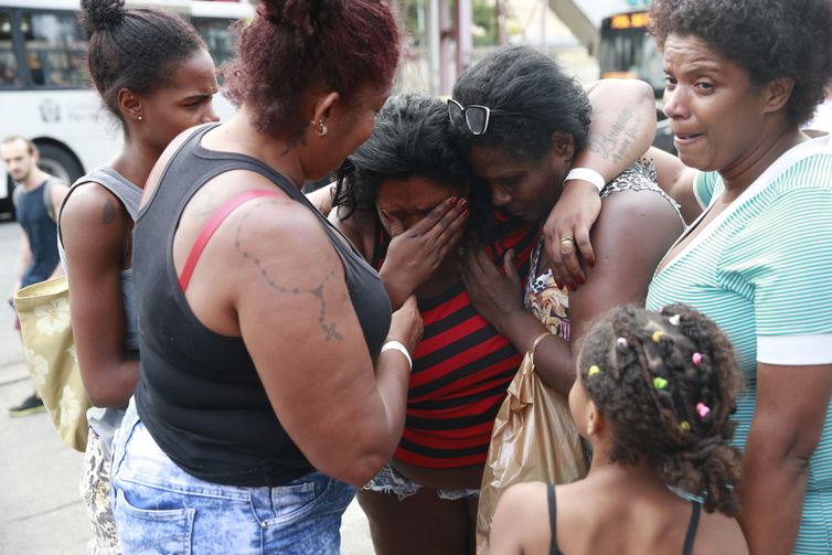 Kátia Cilene, mãe da menina Jenifer Selena Gomes, de 11 anos, morta após ser baleada com tiro no peito no bairro da Triagem, na Zona Norte do Rio de Janeiro.