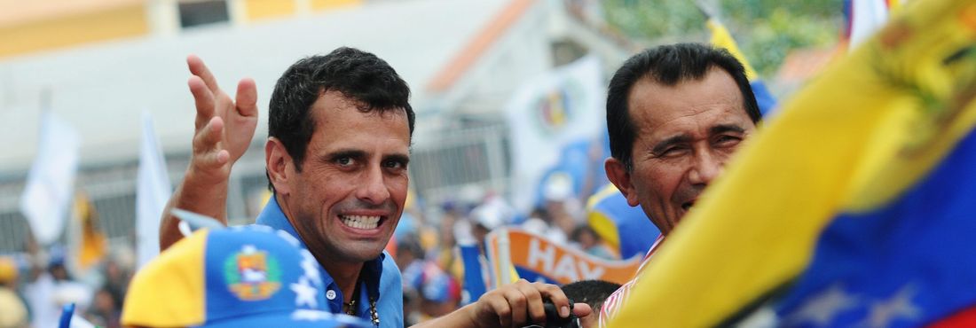 Apoiado por 14 partidos políticos, o oposicionista Henrique Capriles Radonski (Mesa de Unidade Democrática) disputa eleição presidencial na Venezuela este domingo (7)