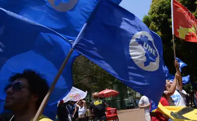 Brasília - União Nacional dos Estudantes (UNE) faz passeata contra o ajuste fiscal do governo federal e os recentes cortes nas áreas sociais do país, em especial na educação (Elza Fiúza/Agência Brasil)