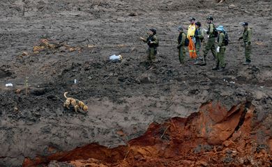 Militares israelenses e equipes de resgate brasileiras durante buscas por vítimas em Brumadinho, onde uma barragem da mineradora Vale se rompeu.