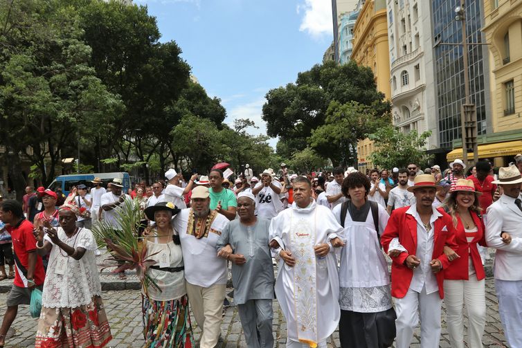 2 Procisso do Z Pelintra saindo do santurio nos Arcos da Lapa e finalizando na Cinelndia, no centro da cidade, com um ato contra a intolerncia religiosa.