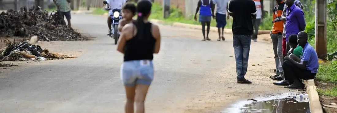 Haitianos em Brasileia Brasilieia (Acre) - Cerca de 200 haitianos aguardam visto provisório para trabalhar no pais. Eles vivem em condições precárias, e se alimentam de doações.