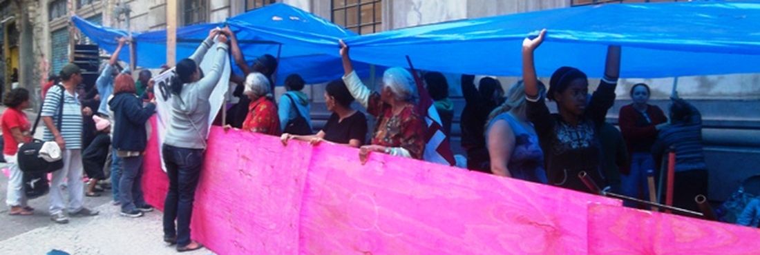 Famílias que desocuparam prédio no centro de São Paulo acampam em frente à Cohab