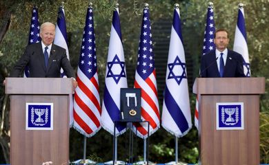 Presidente dos EUA, Joe Biden, fala ao lado do presidente de Israel, Isaac Herzog, em Jerusalém