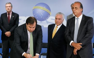 Brasília - Presidente da Câmara dos Deputados, Rodrigo Maia, durante cerimônia de assinatura de decreto de intervenção Federal no estado do Rio de Janeiro, no Palácio do Planalto (Beto Barata/PR)