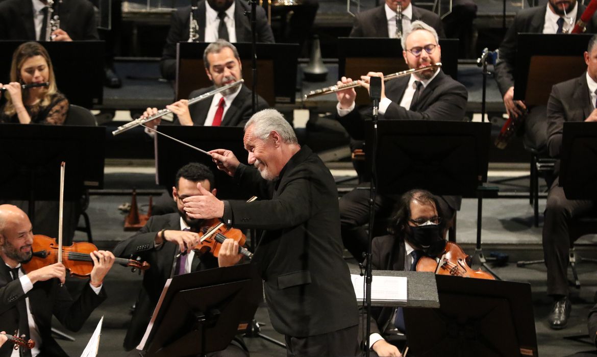 A Orquestra Sinfônica Nacional da UFF  interpreta “Choros 6”, de autoria de Heitor Villa-Lobos, na segunda parte do concerto 100 anos de rádio no Brasil, no Theatro Municipal do Rio, centro da cidade.