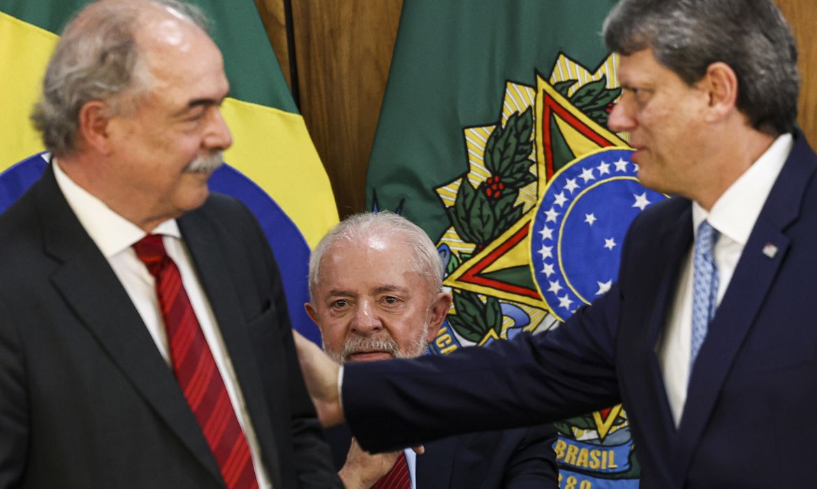 Brasília (DF), 29/11/2024 - O presidente do BNDES, Aloizio Mercadante, o presidente Luiz Inácio Lula da Silva, e o governador de São Paulo, Tarcísio de Freitas, durante cerimônia para assinatura de contratos de financiamento do BNDES para infraestrutura e mobilidade urbana de São Paulo. Foto: Marcelo Camargo/Agência Brasil