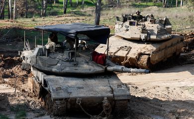 Tanques israelenses perto da fronteira de Gaza
 7/2/2024    REUTERS/Amir Cohen