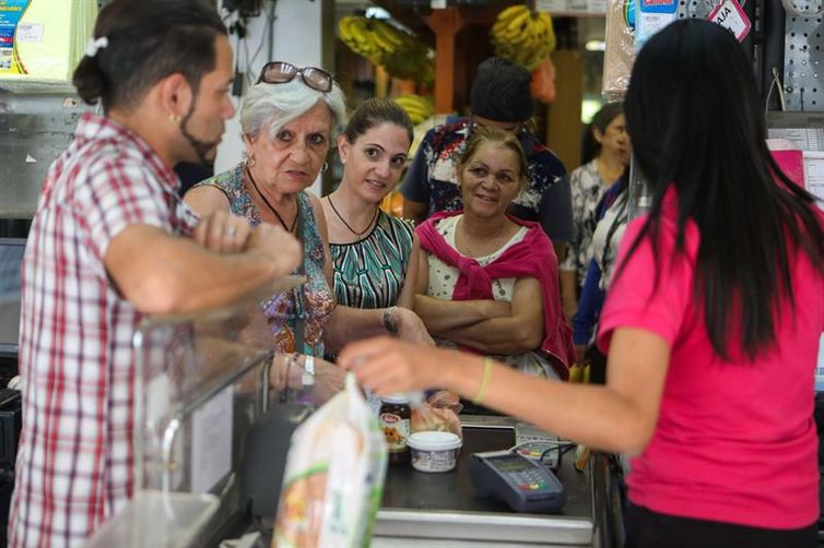 Filas nos supermercados de Caracas