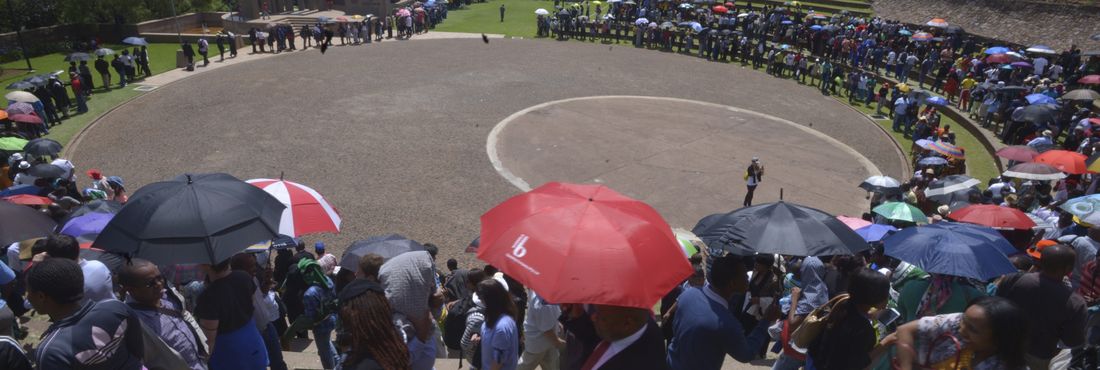 Tumulto e longas filas no último dia de funeral do ex-presidente da África do Sul, Nelson Mandela. Segundo estimativa de autoridades locais, mais de 20 mil pessoas são esperadas hoje (13)