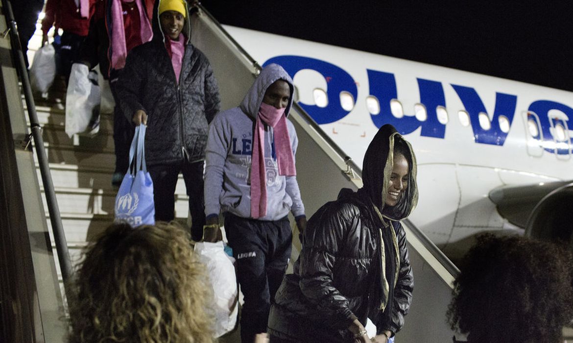 Refugiados líbios chegam ao aeroporto militar Pratica di Mare, na Itália