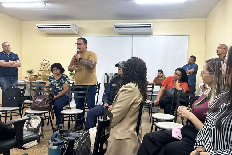Vanessa Sena/IFAM Tabatinga (AM), 14/08/2025 - O secretário municipal de Assistência Social de Iranduba, Thiago Marinho (em pé ao centro falando ao microfone), no Instituto Federal do Amazonas (IFAM) -Campus Iranduba. Pronasci Juventude atende 4 mil jovens e inicia oficialmente atividades no Amazonas com meta de alcançar 15 mil em todo o país. Foto: Vanessa Sena/IFAM