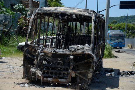 Rio de Janeiro (RJ), 24/10/2023 – Carcaça de ônibus incendiado na Estrada Santa Veridiana, em Santa Cruz, zona oeste da capital fluminense. Foto: Tomaz Silva/Agência Brasil