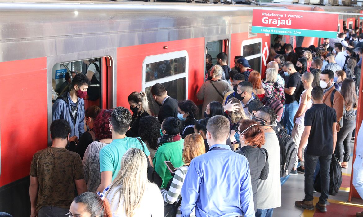 Usuários do transporte público usam máscara na plataforma e trem da Linha 9 Esmeralda da Companhia Paulista de Trens Metropolitanos - CPTM, em Pinheiros.