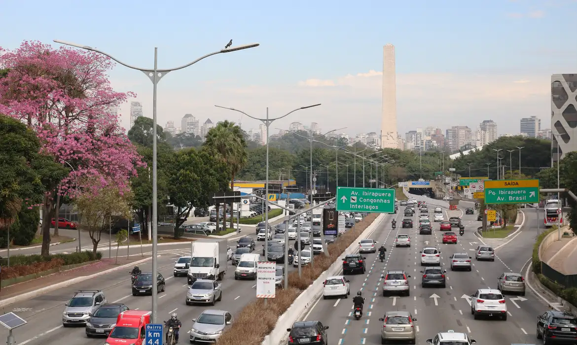 Trânsito na Avenida 23 de Maio, na zona centro-sul de São Paulo.