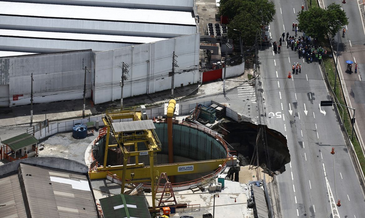 Um acidente nas obras da Linha 6 - Laranja do Metrô provocaram o desabamento de parte da pista da Marginal Tietê, na zona norte da capital paulista, próximo a ponte da Freguesia do Ó